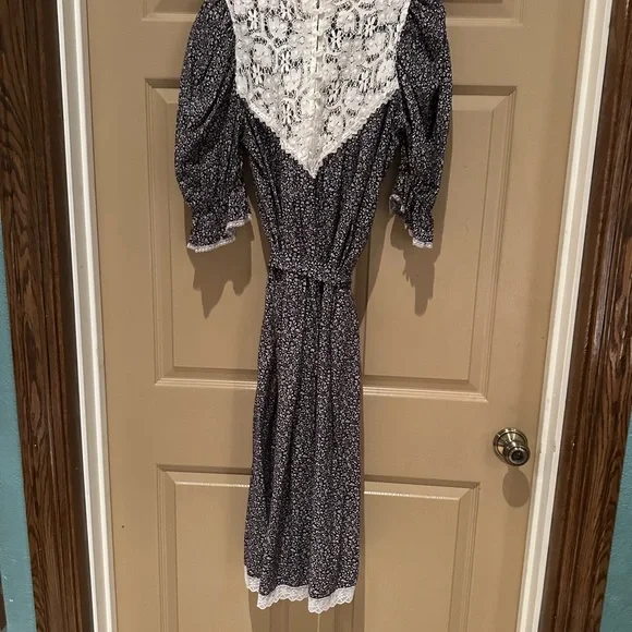 Gunne Sax Black and White Sundress with 3/4 Bishop Sleeves and V-Neck - Picture 2 of 2